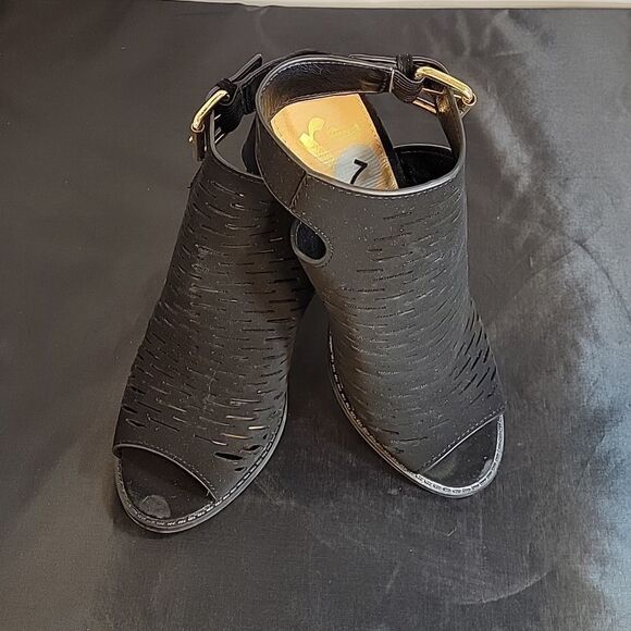 REPORT CUTOUT DESIGN DETAILS PEEP TOE ANKLE STRAP GOLD BUCKLE SANDAL - Picture 11 of 14